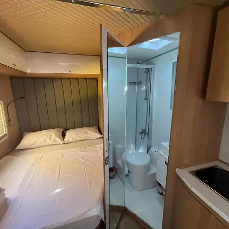 캠프장 Premium Caravan