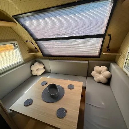 캠프장 Premium Caravan 사판자